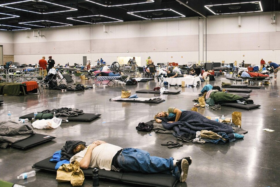수백명의 사망자를 낸 역대급 폭염이 미국과 캐나다 서부를 강타한 지난달 28일(현지시각) 주민들이 포틀랜드의 오레곤컨벤션센터의 냉방홀에 피신해 있다. 게티이미지뱅크 제공