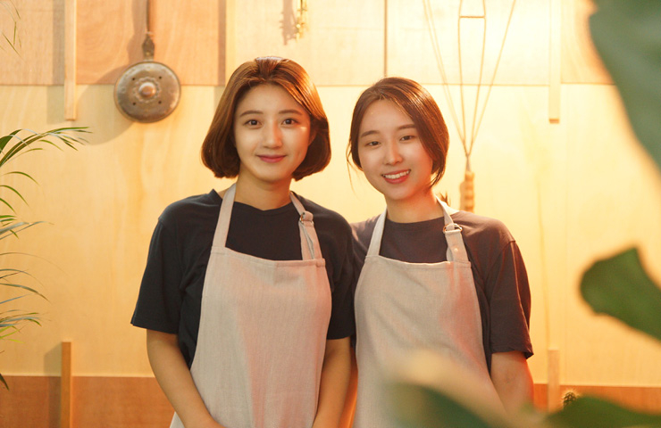 미술수업을 이끌고 있는 김지민, 최재은 공동 대표의 모습.
