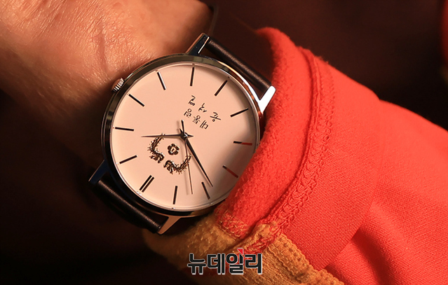 24일 오후 경기 남양주시에 위치한 국군포로 김성태(92)씨 자택에서 김씨가 윤석열 대통령이 준 시계를 차고 있다. ⓒ정상윤 기자