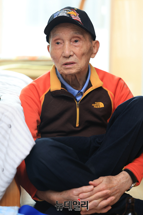 24일 오후 경기 남양주시에 위치한 국군포로 김성태(92)씨 자택에서 김씨가 뉴데일리와 대화를 나누고 있다. ⓒ정상윤 기자