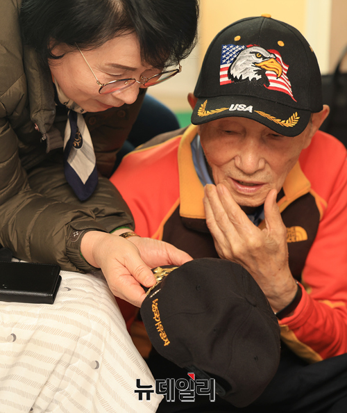 24일 오후 경기 남양주시에 위치한 국군포로 김성태(92)씨 자택에서 김씨와 손명화 6·25국군포로가족회 대표가 대화를 나누고 있다. ⓒ정상윤 기자