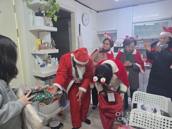 행복나눔 활동을 진행하고 있는 모습.