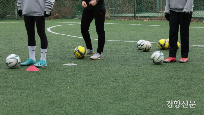 초보는 축구공(흰색 공), 숙련자는 풋살공(노란색 공)을 쥔다. 축구장보다 작은 풋살장에서 사용하는 풋살공은 축구공보다 작고 무거워서 더 다루기 어렵다.