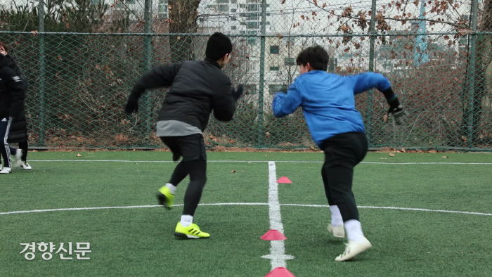 스텝 훈련을 응용해 중앙선을 마주하고 공격과 수비가 대결한다. 공격은 스텝 방향을 급전환해 자신의 등을 치려는 수비를 속이고 흰색 선 끝으로 빠져나가면 승리한다. 배동미 기자