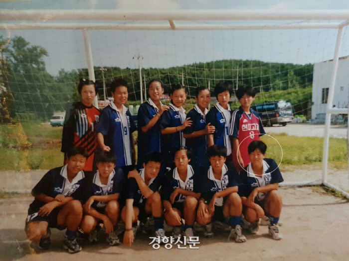 김재희 축구 경기감독관(동그라미)이 축구 선수였던 고등학교 시절 모습. 김재희 감독관 제공