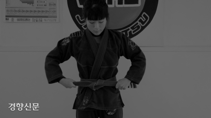 지난달 16일 서울 금호동 금호와이어주싯수 체육관에서 ‘위밋업 스포츠’의 ‘여성들을 위한 주짓수 기초교육’을 진행한 이은미 관장(주짓수 국가대표 선수). 배동미 기자