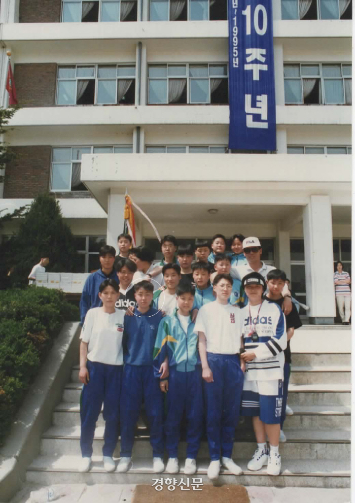 양수안나 송파구여성축구단 코치(동그라미)가 축구 선수였던 고등학교 시절 모습. 양수안나 코치 제공