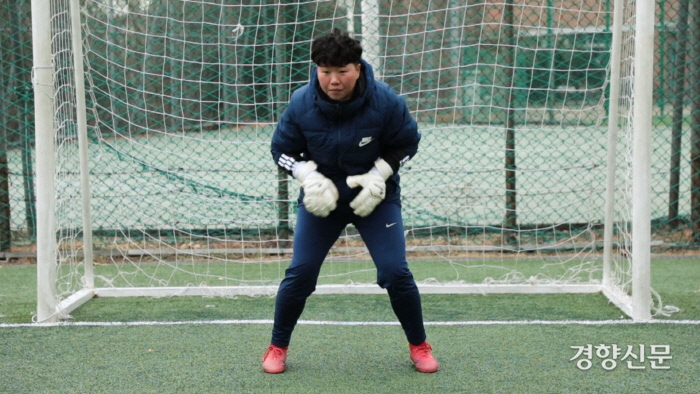 전민경 전 여자축구국가대표팀 선수가 ‘위밋업스포츠’ 축구 골키퍼 수업 참가자들에게 골 문 앞을 지키는 기본자세를 설명하고 있다. 배동미 기자