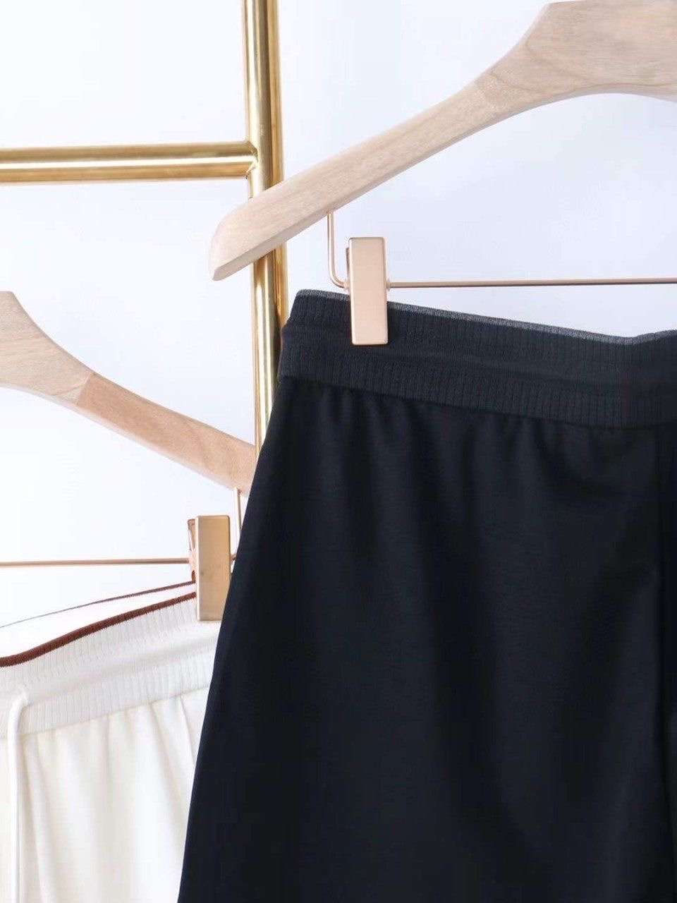 로로피아나 신상 멀티자수로고 클래식 절개 하프팬츠