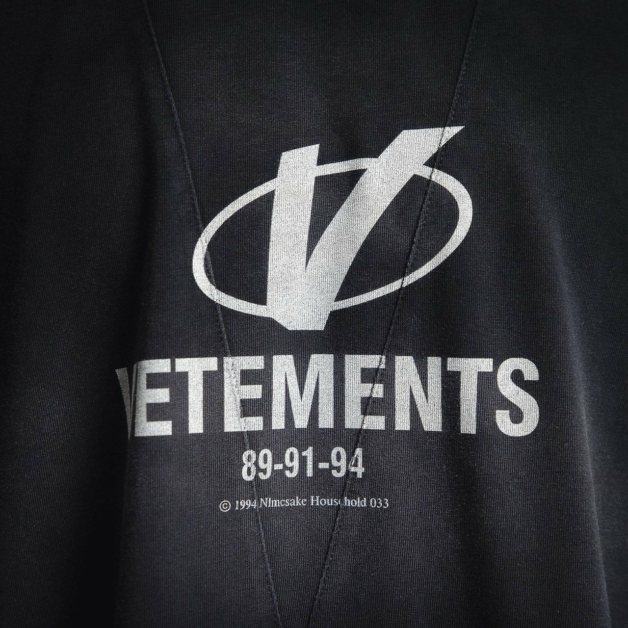 베트멍 워시드 블랙 오버사이즈 V-logo 티셔츠