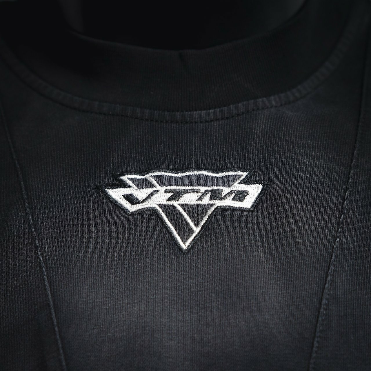 베트멍 워시드 블랙 오버사이즈 V-logo 티셔츠