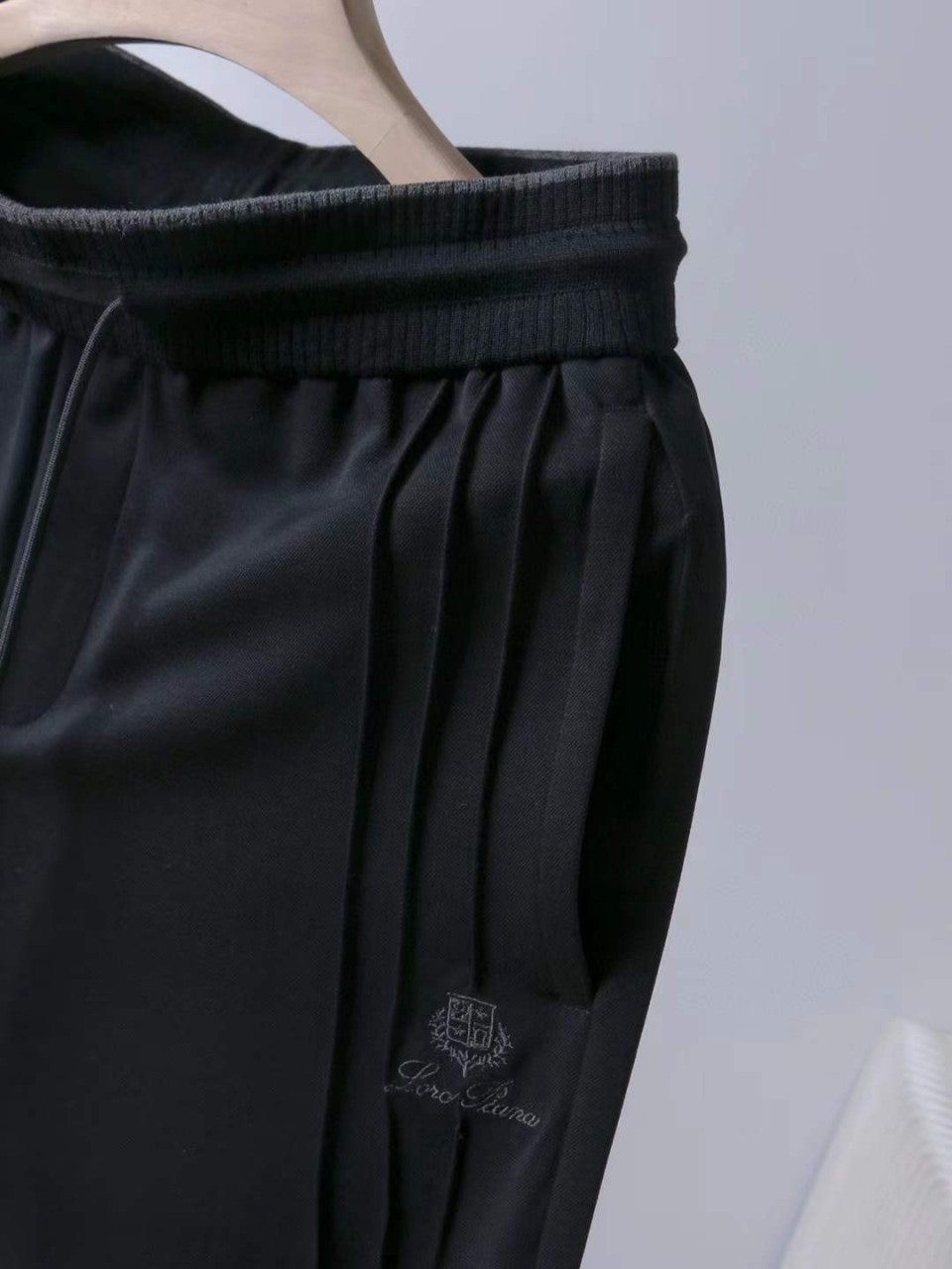 로로피아나 신상 멀티자수로고 클래식 와이드팬츠