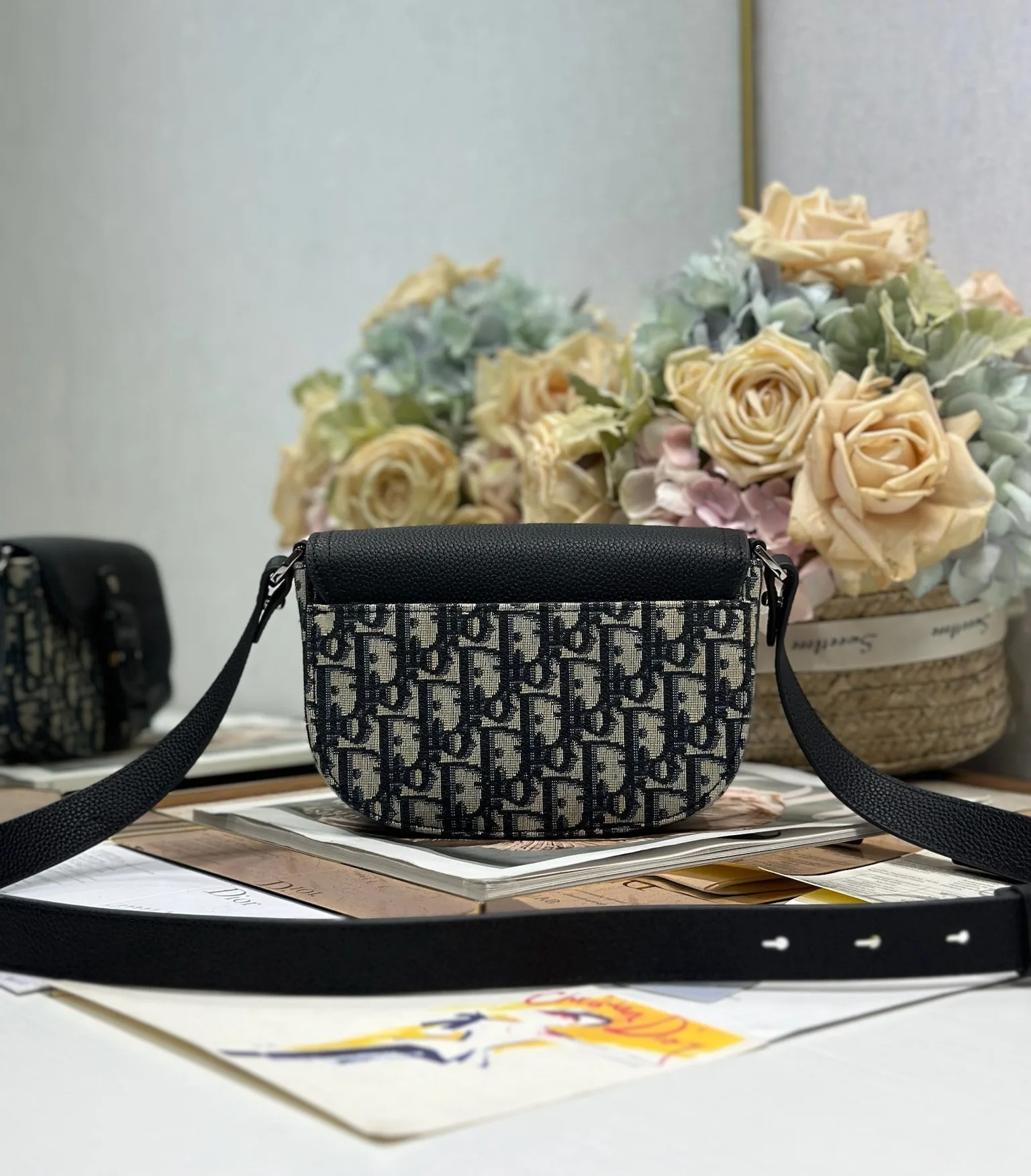 디올 435 프린트 가죽 새들 플랩 메신저 백 (남성용) - 상세 이미지 5개