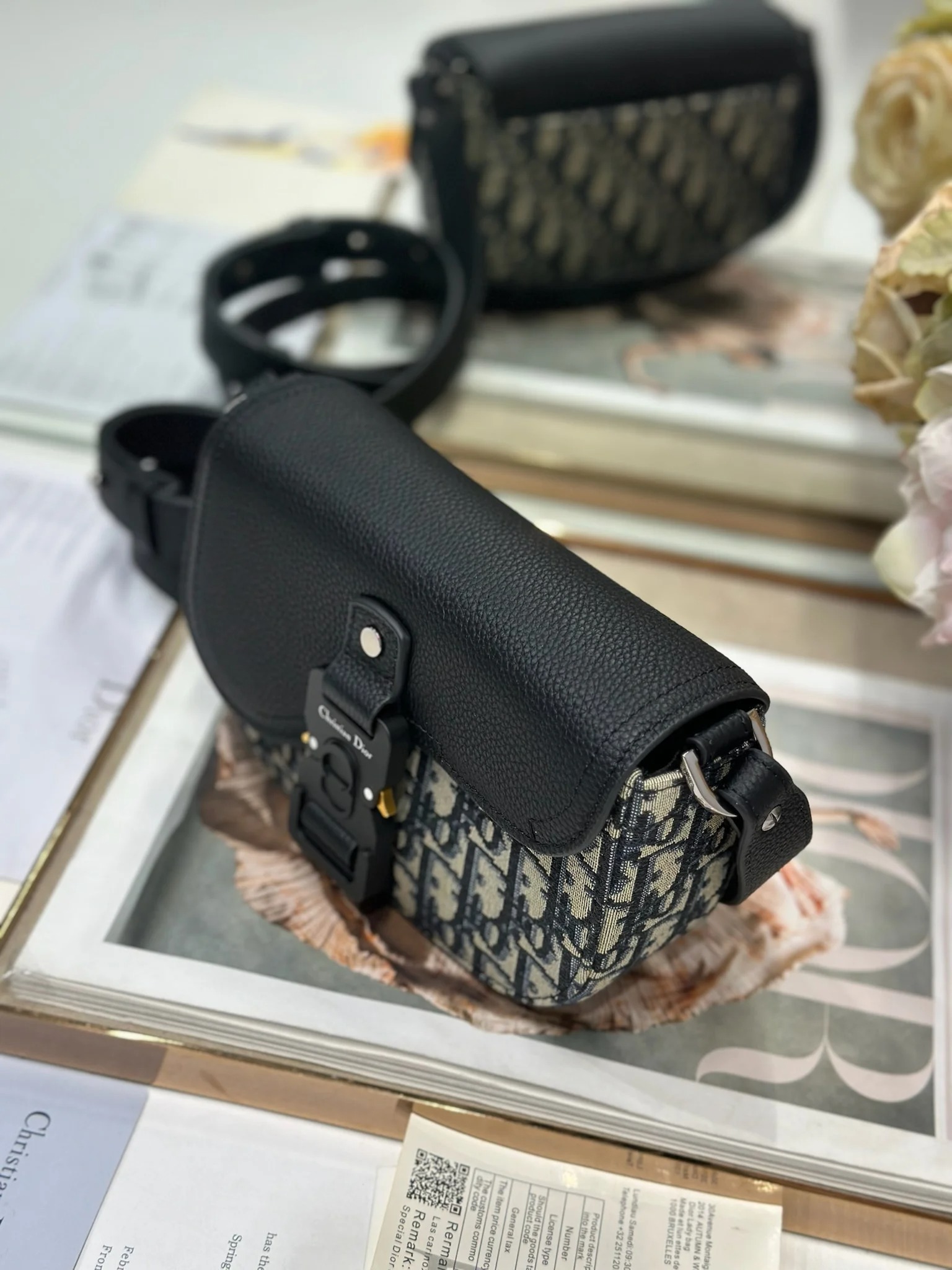 디올 435 프린트 가죽 새들 플랩 메신저 백 (남성용) - 상세 이미지 3개