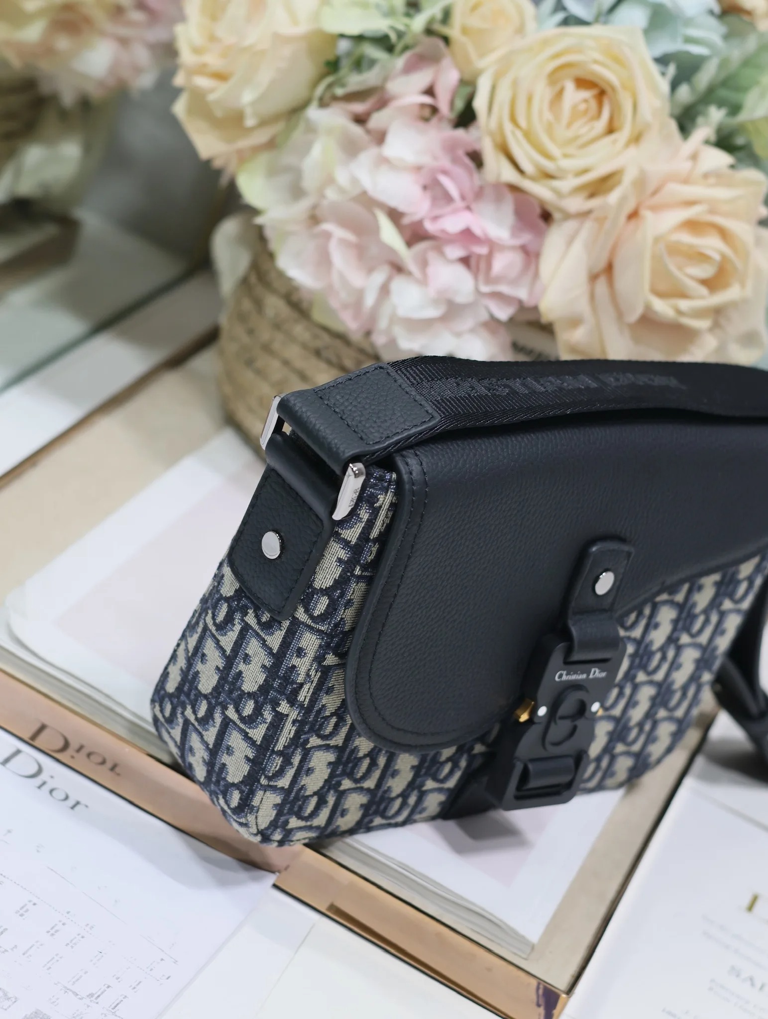 디올 049 프린트 가죽 새들 플랩 메신저 백 (남성용) - 상세 이미지 9개