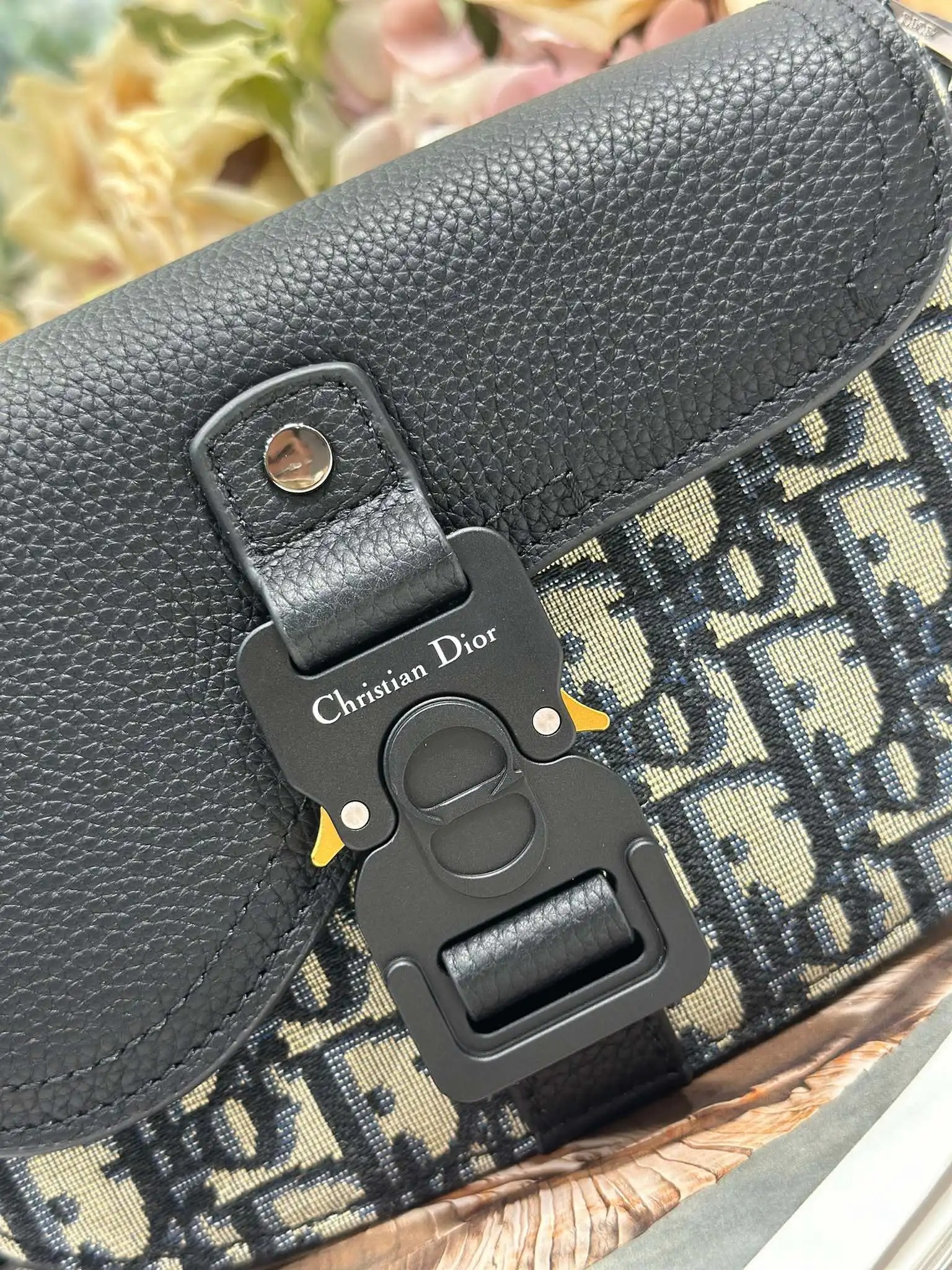 디올 435 프린트 가죽 새들 플랩 메신저 백 (남성용) - 상세 이미지 4개