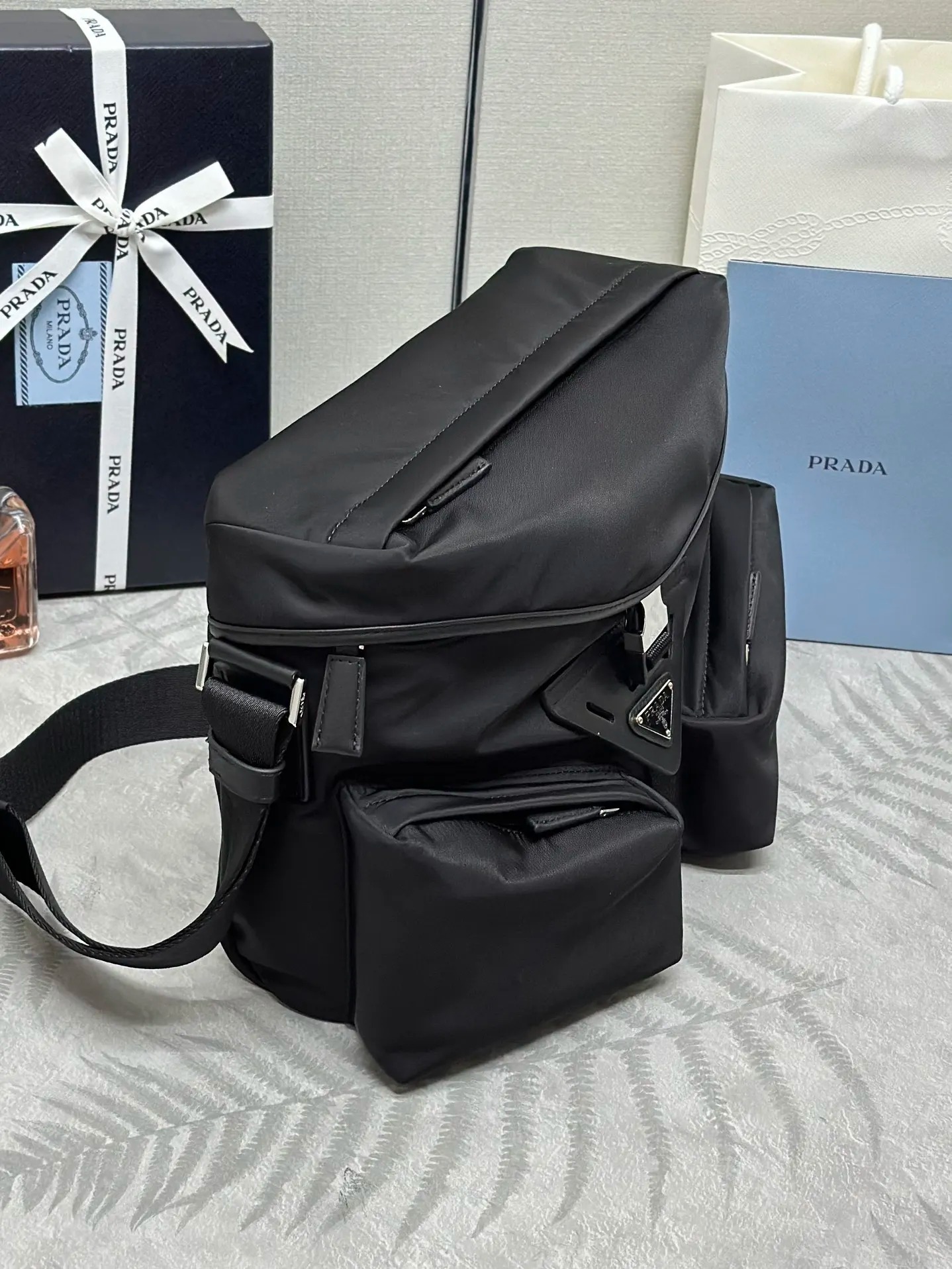 프라다 2VD062 남성용 크로스바디 백 - 상세 이미지 4장