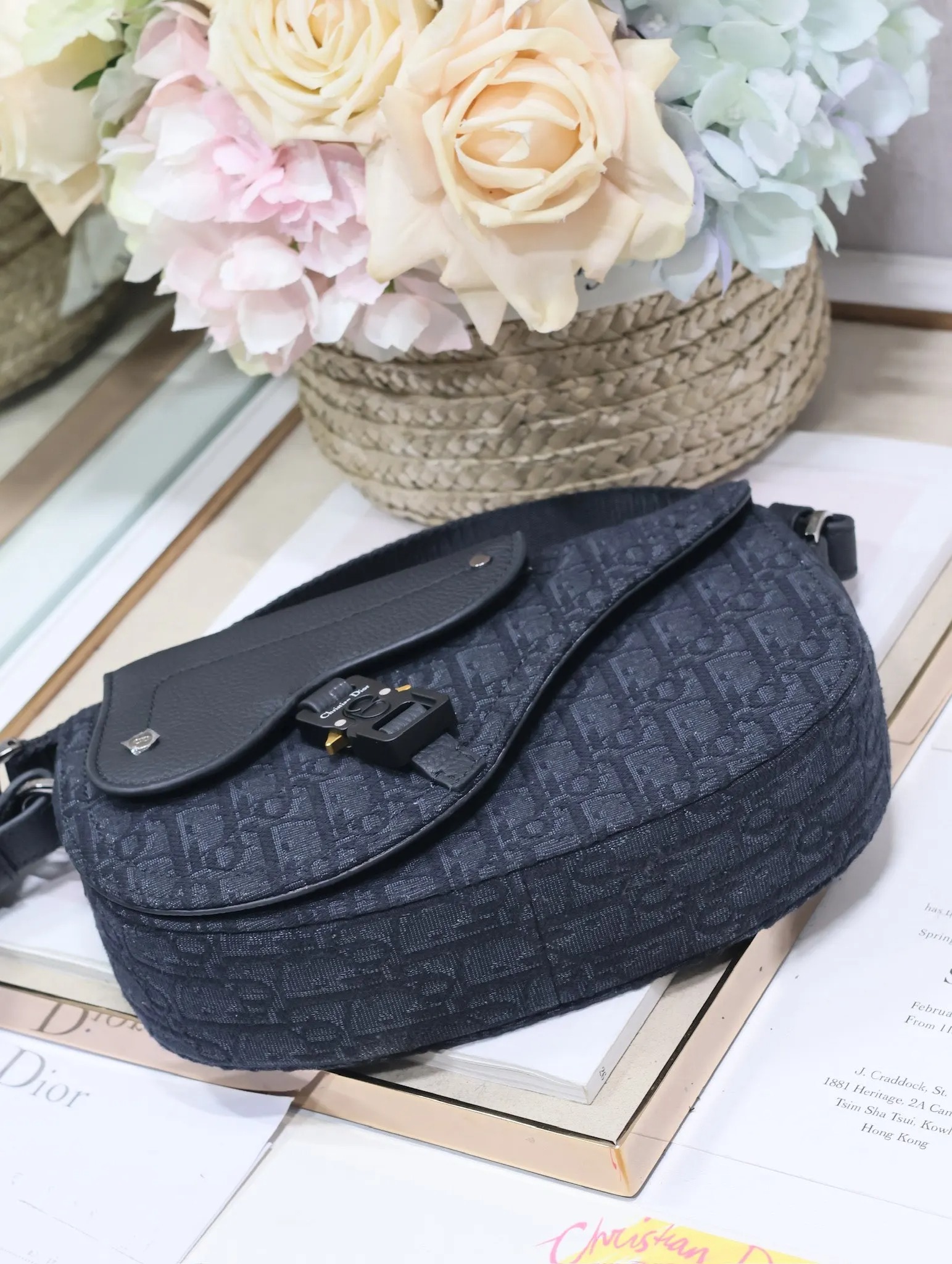 디올 325 프린트 가죽 새들 플랩 메신저 백 (남성용) - 상세 이미지 5개