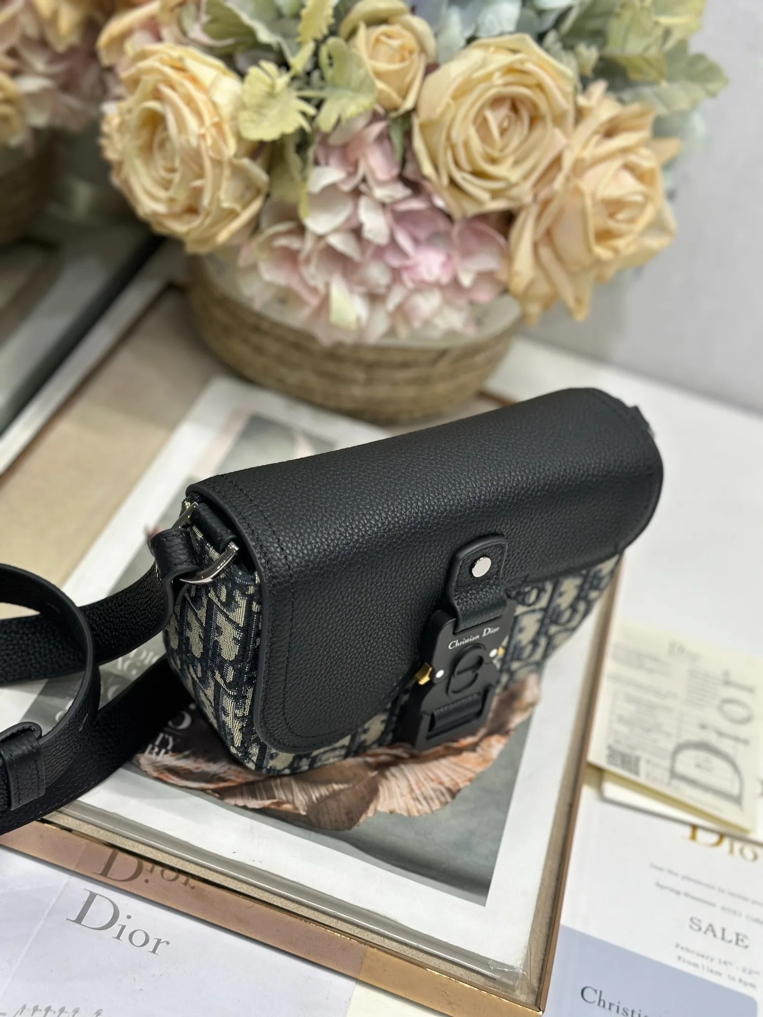 디올 435 프린트 가죽 새들 플랩 메신저 백 (남성용) - 상세 이미지 2