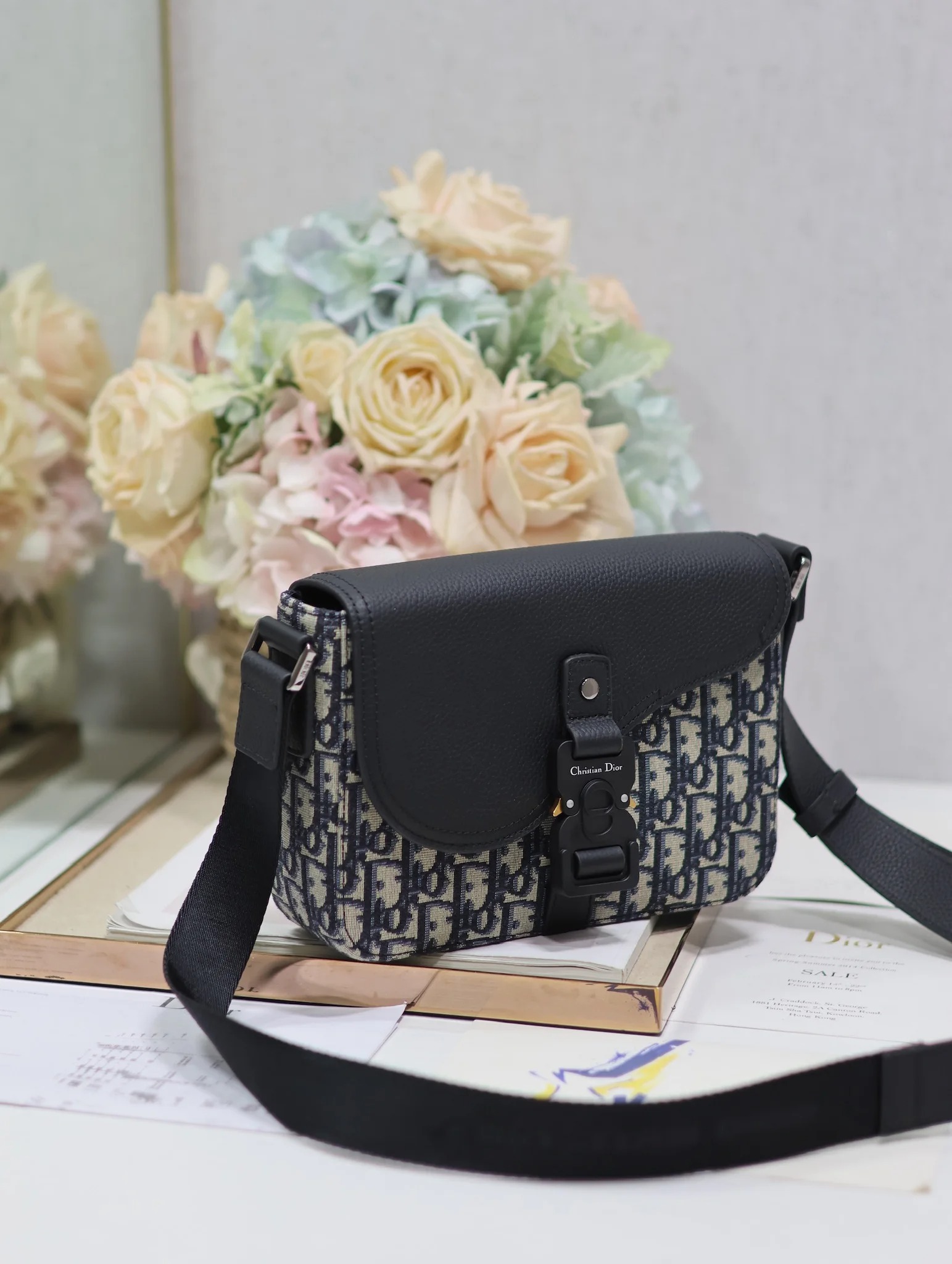 디올 049 프린트 가죽 새들 플랩 메신저 백 (남성용) - 상세 이미지 2