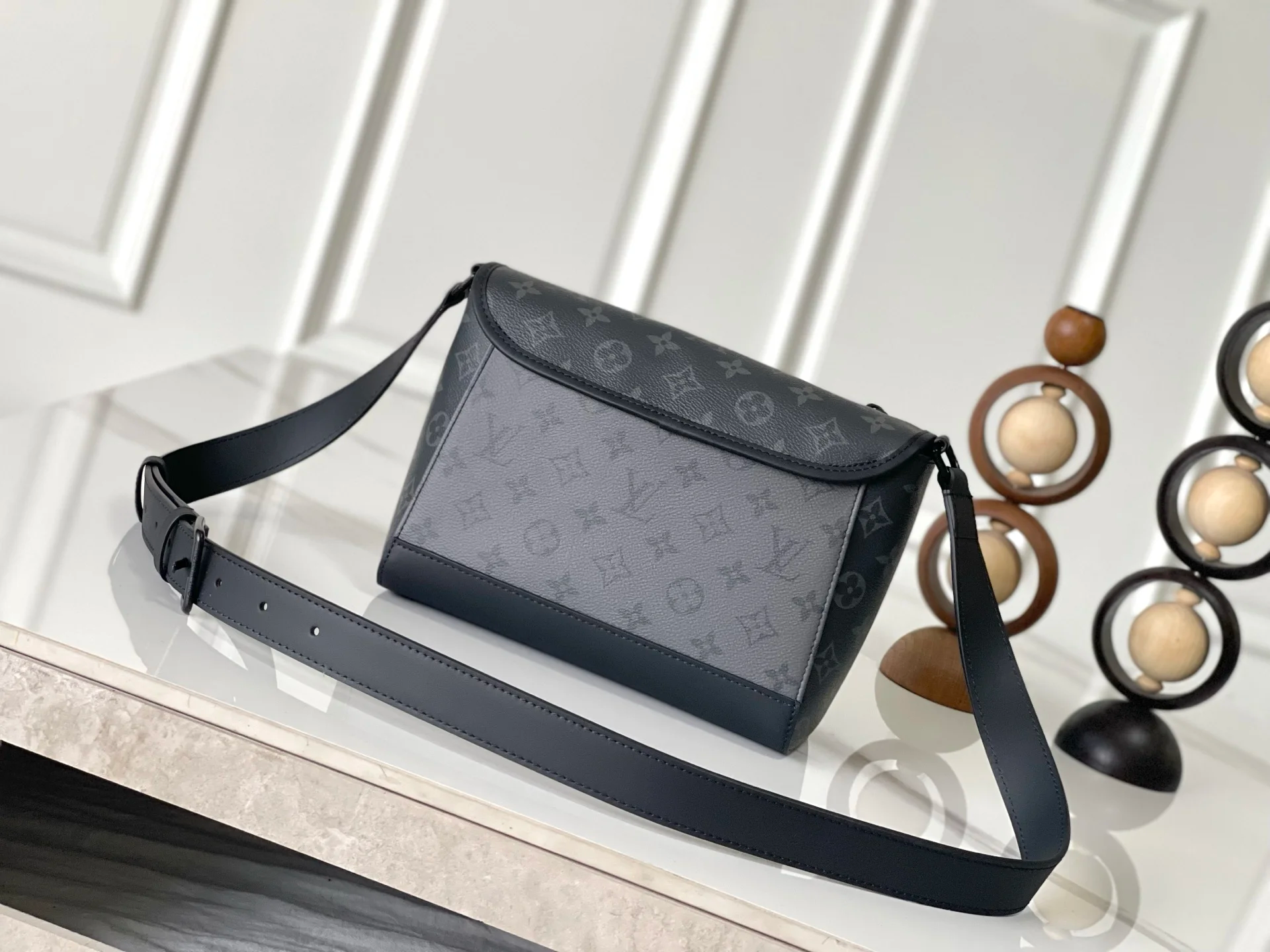 LV M12681 남성용 캔버스 메신저 백 - 상세 이미지 3개