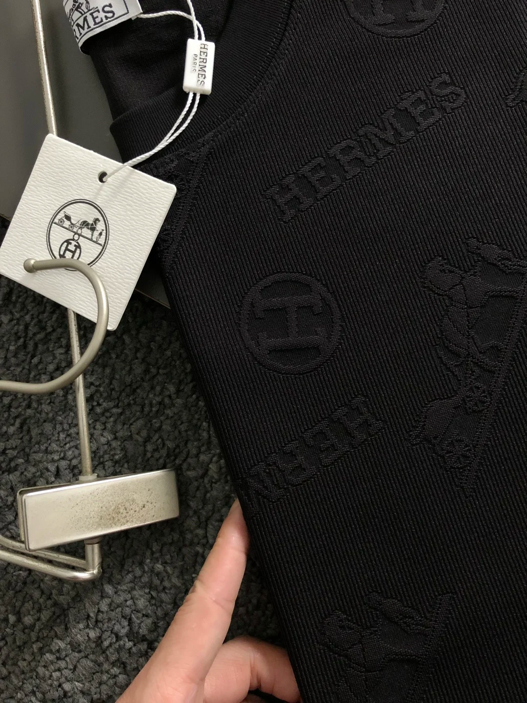 에르메스 2026 봄/여름 자카드 반팔 티셔츠 (은은한 패턴) - 상세 이미지 3