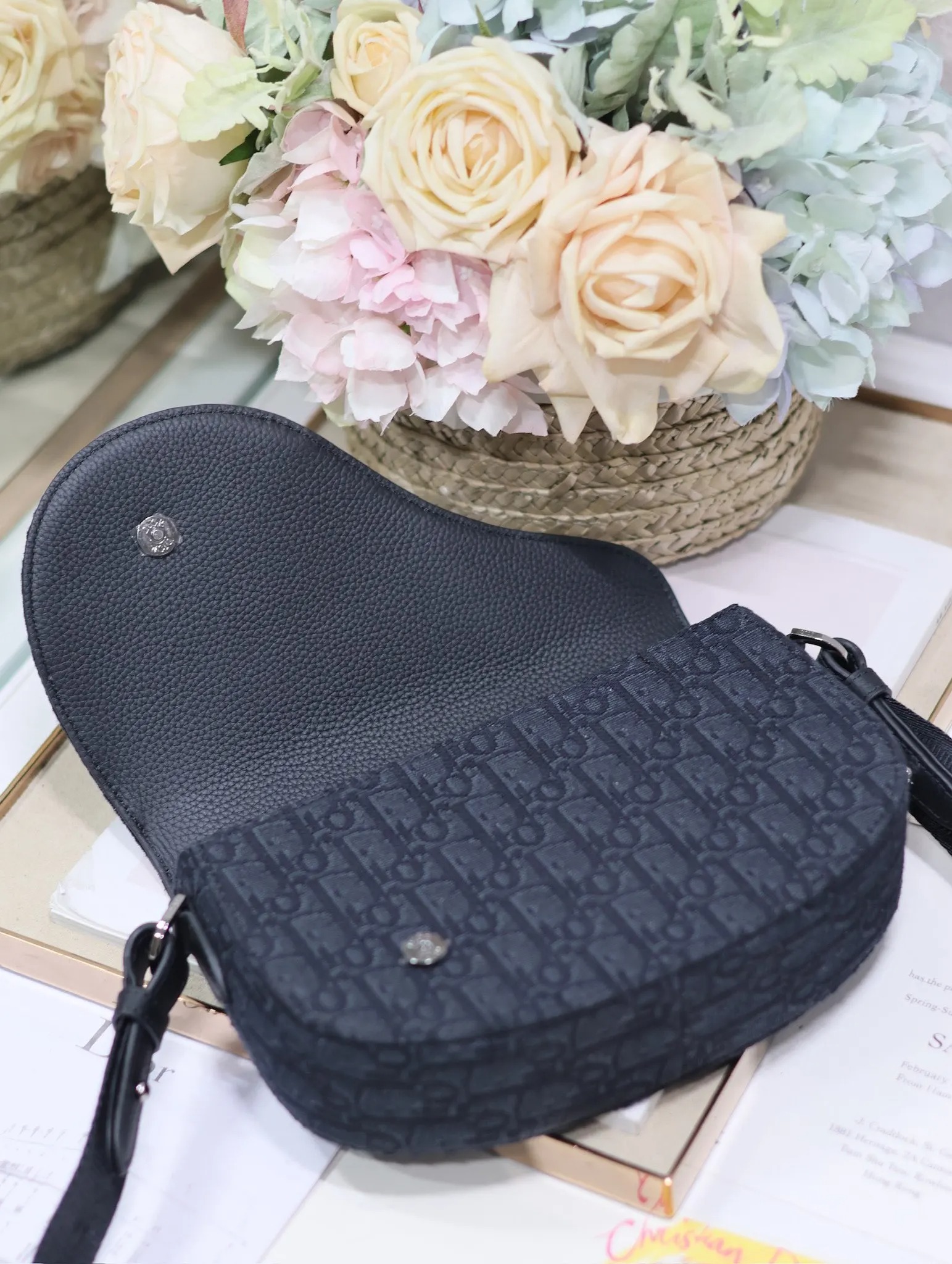 디올 325 프린트 가죽 새들 플랩 메신저 백 (남성용) - 상세 이미지 8개