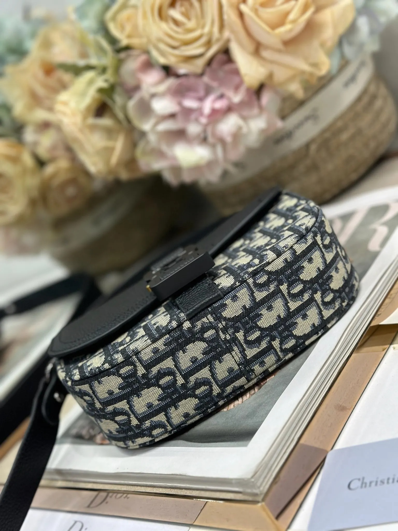 디올 435 프린트 가죽 새들 플랩 메신저 백 (남성용) - 상세 이미지 6개