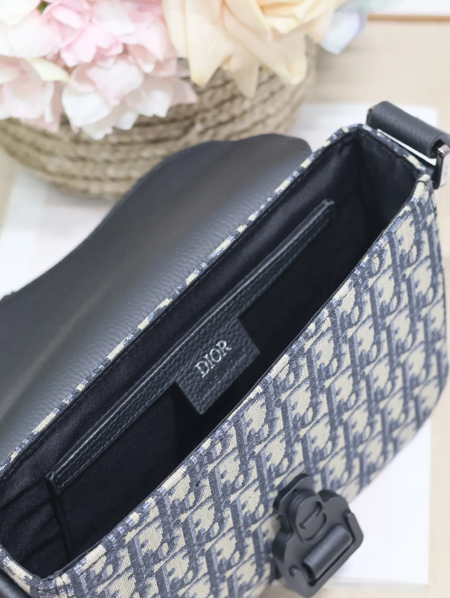 디올 049 프린트 가죽 새들 플랩 메신저 백 (남성용) - 상세 이미지 7개