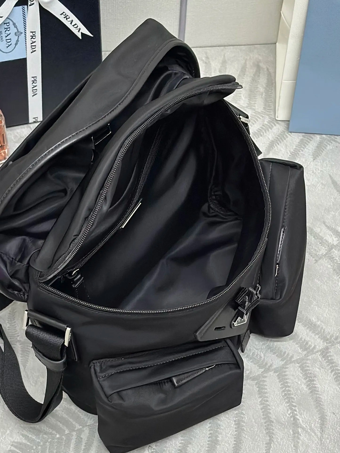 프라다 2VD062 남성용 크로스바디 백 - 상세 이미지 8개