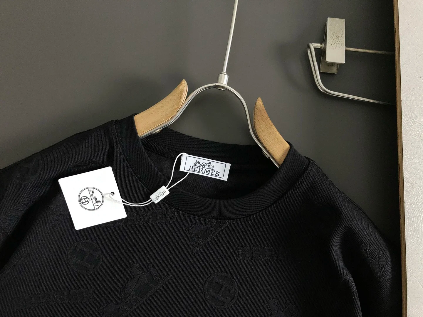 에르메스 2026 봄/여름 자카드 반팔 티셔츠 (은은한 패턴) - 상세 이미지 4