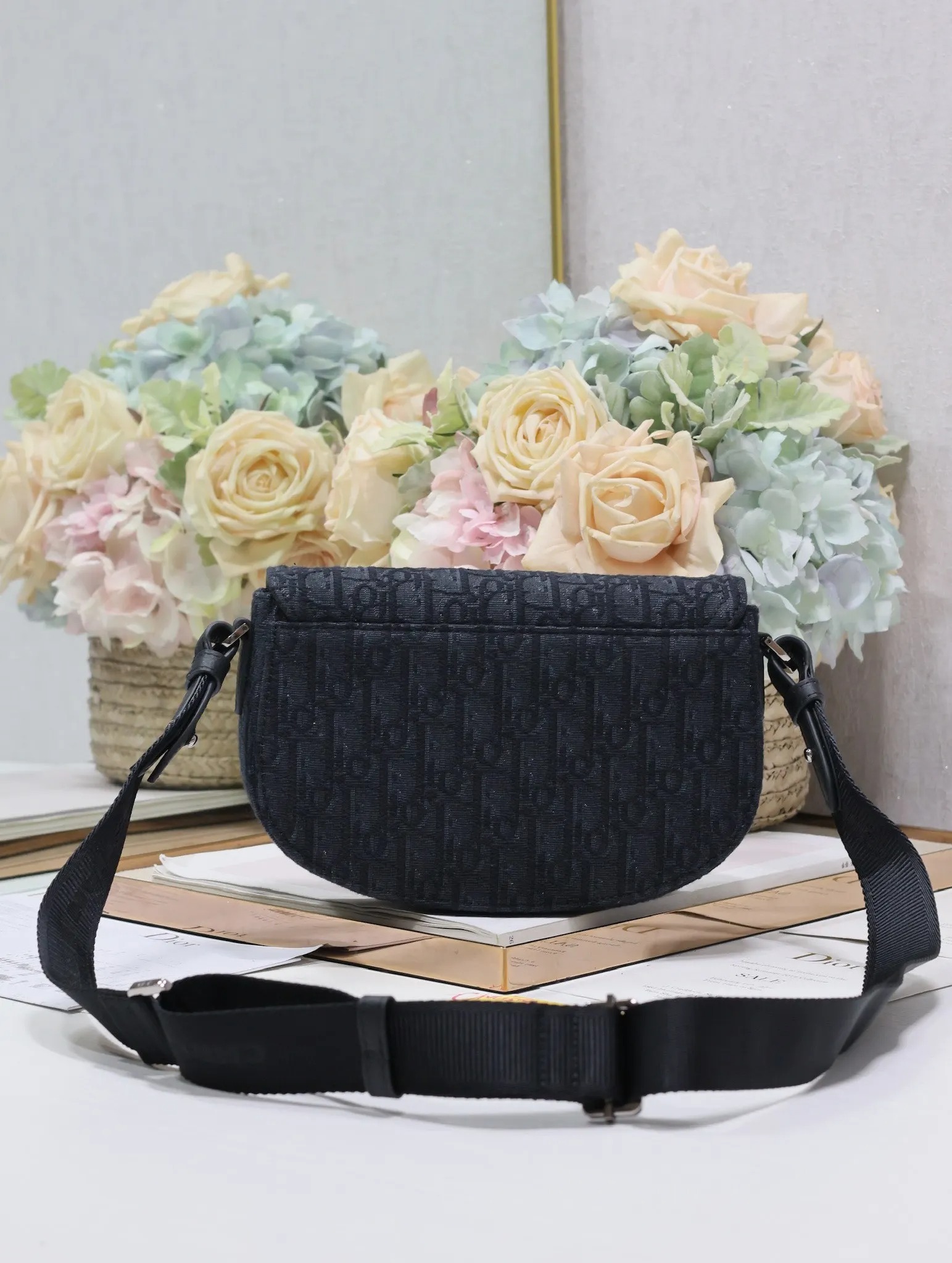 디올 325 프린트 가죽 새들 플랩 메신저 백 (남성용) - 상세 이미지 6장