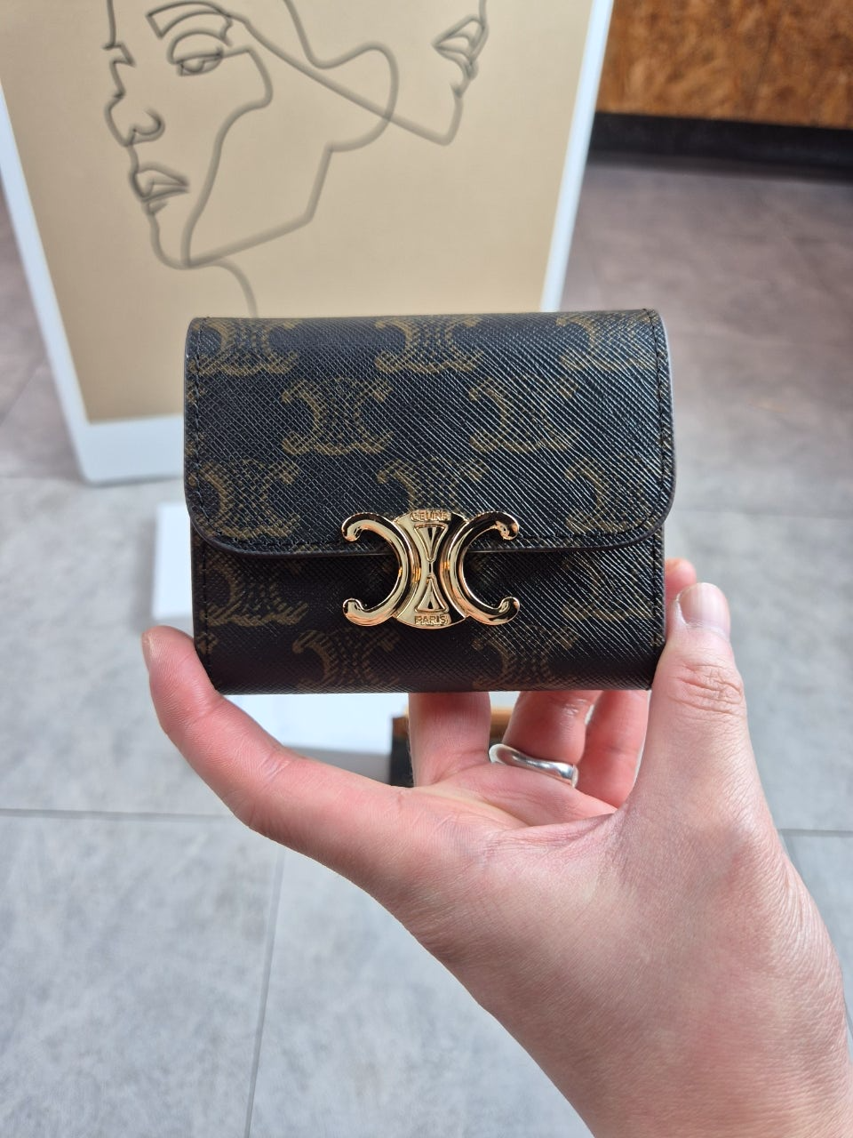 셀린*-지갑-국내배송 트리옴프 코인 컴팩드 반지갑 : 명품나라 미러급 레플리카 사이트 추천 1위 쇼핑몰