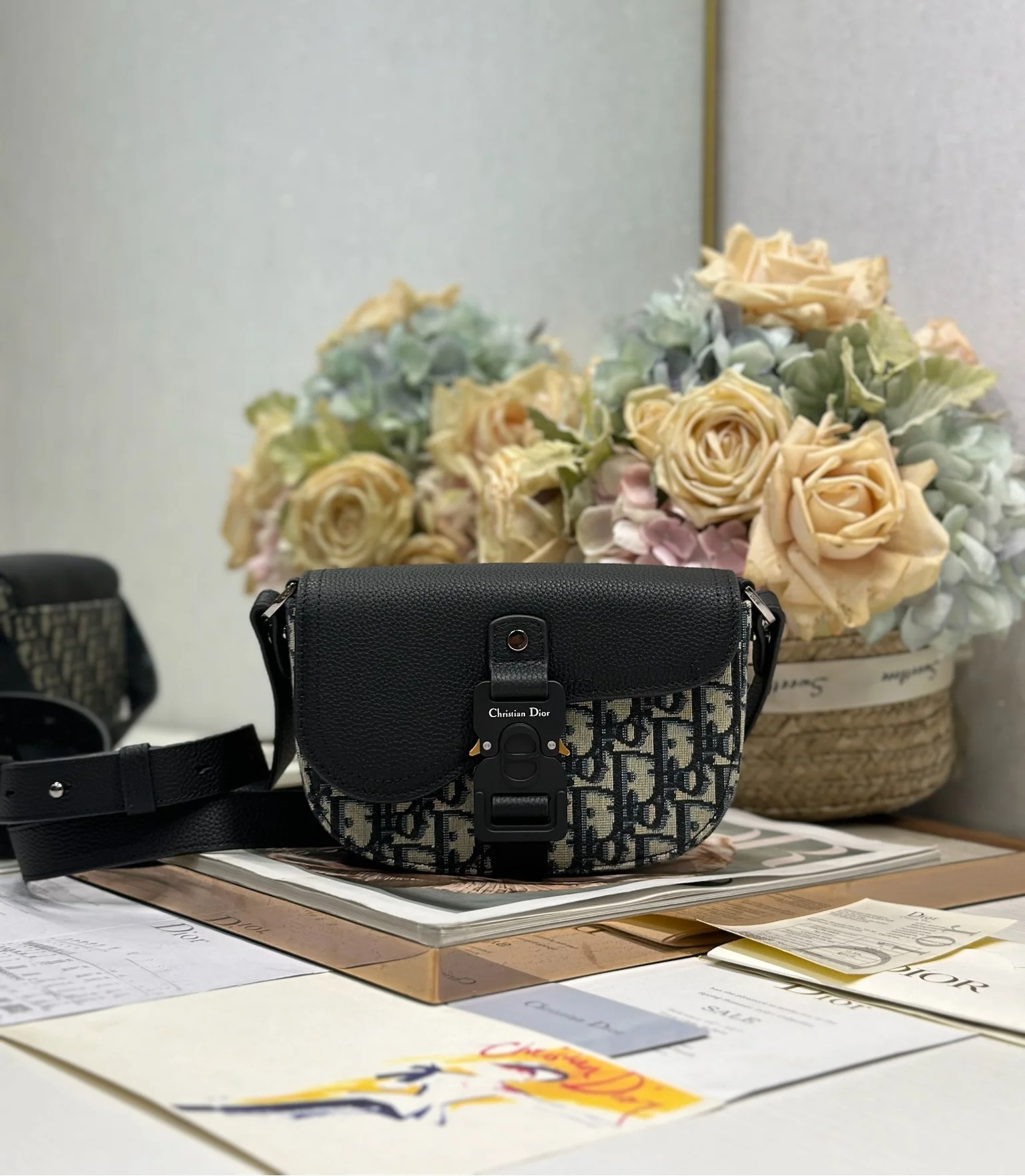 디올 435 프린트 가죽 새들 플랩 메신저 백 (남성용) - 상세 이미지 1