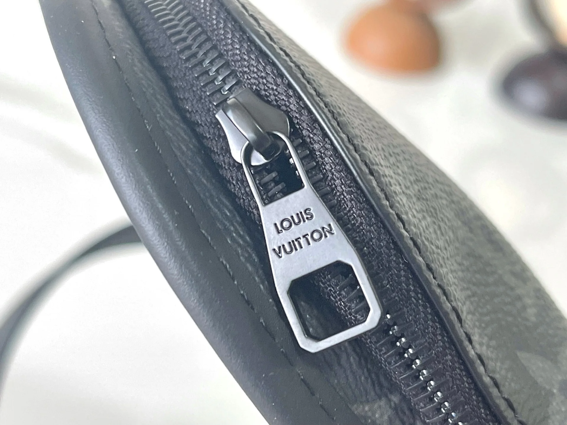 LV M12681 남성용 캔버스 메신저 백 - 상세 이미지 9개