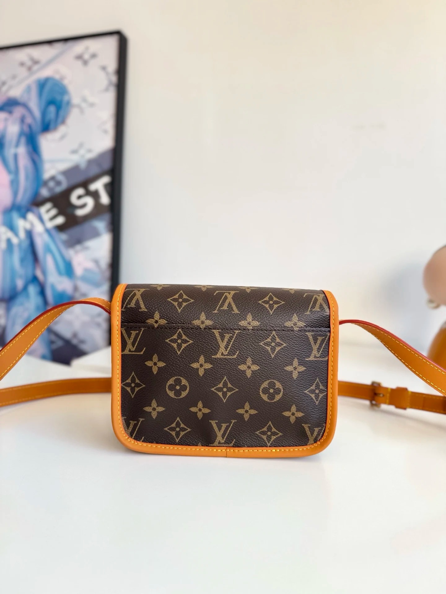 LV M26805 사첼 미니 핸드백/크로스바디 백 (해외 정품) - 상세 이미지 3장