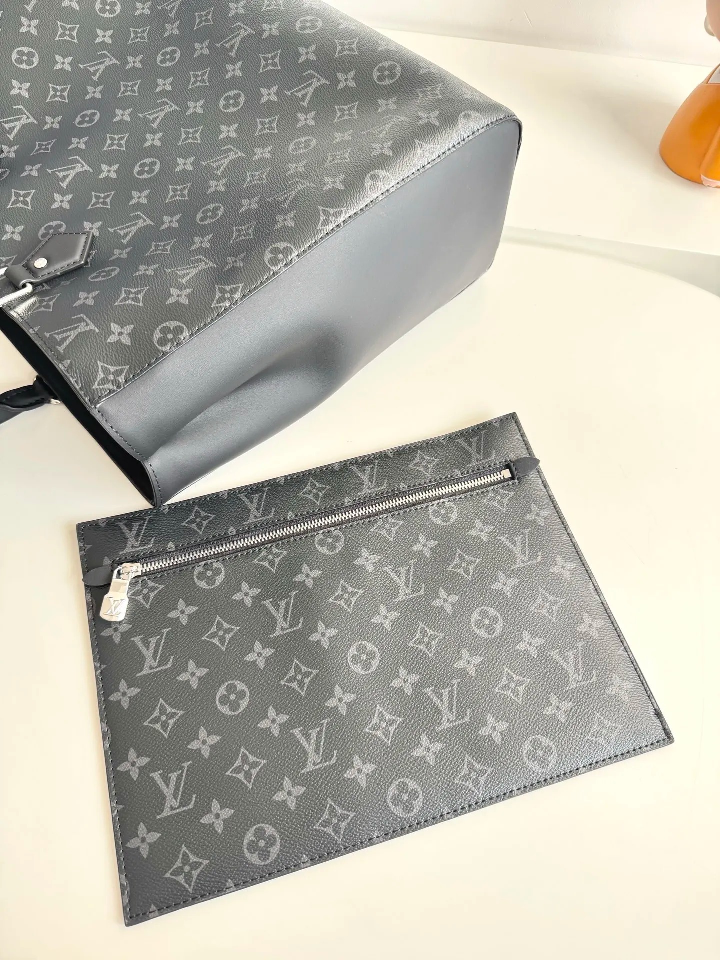 LV 오버시즈 오리지널 M44733 삭 플랫 핸드백 - 상세 이미지 8개