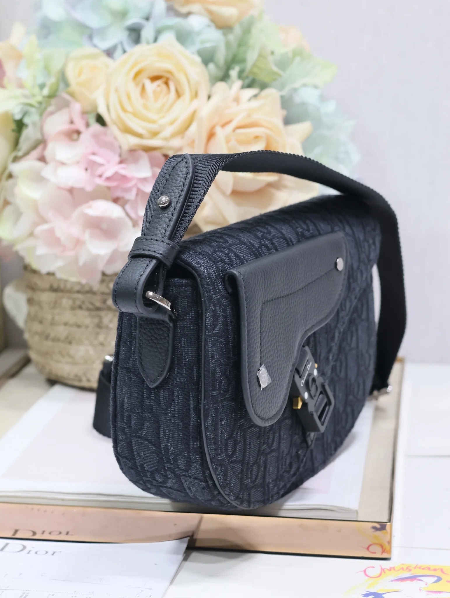 디올 325 프린트 가죽 새들 플랩 메신저 백 (남성용) - 상세 이미지 4개