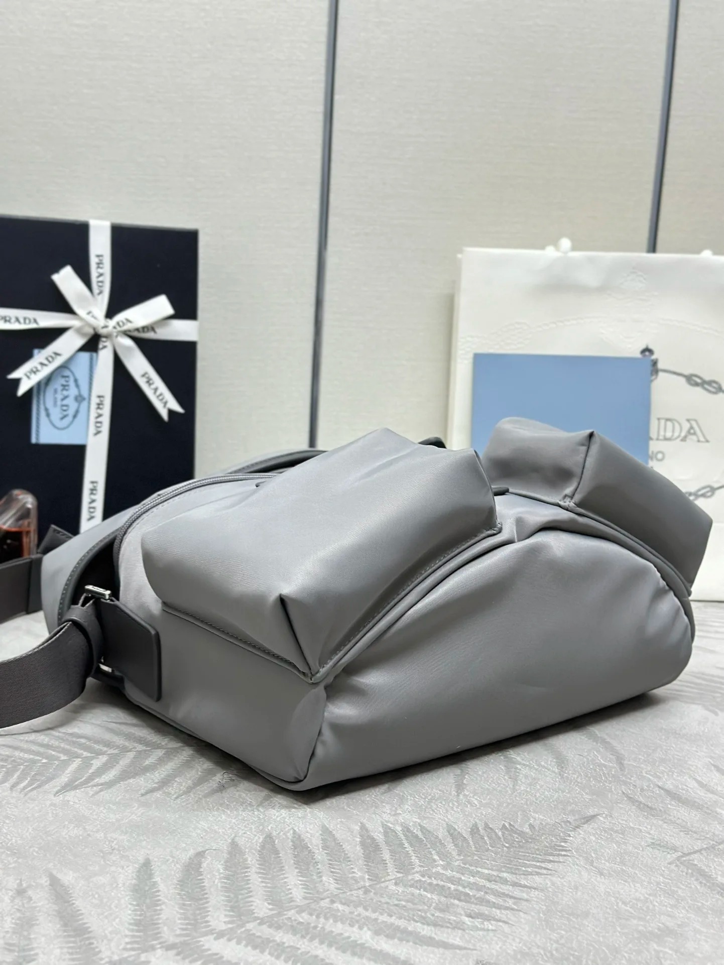 프라다 2VD062 남성용 크로스바디 백 - 상세 이미지 7개