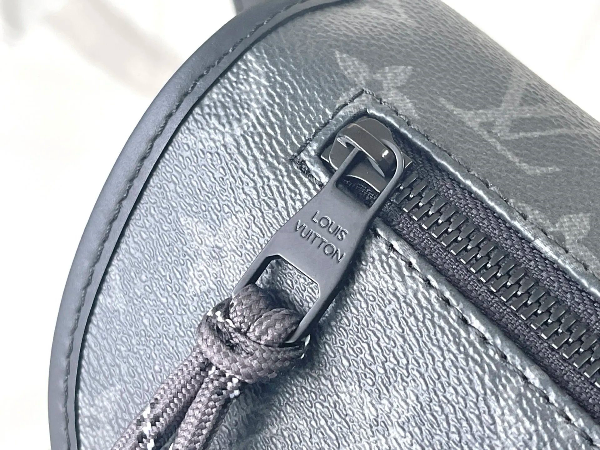 LV M12681 남성용 캔버스 메신저 백 - 상세 이미지 5개
