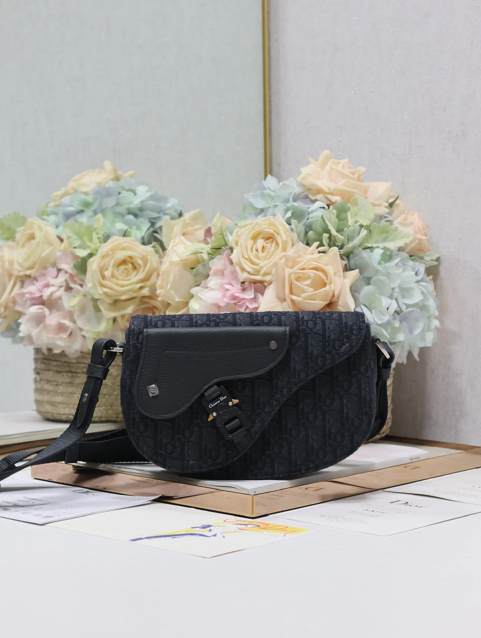 디올 325 프린트 가죽 새들 플랩 메신저 백 (남성용) - 상세 이미지 1