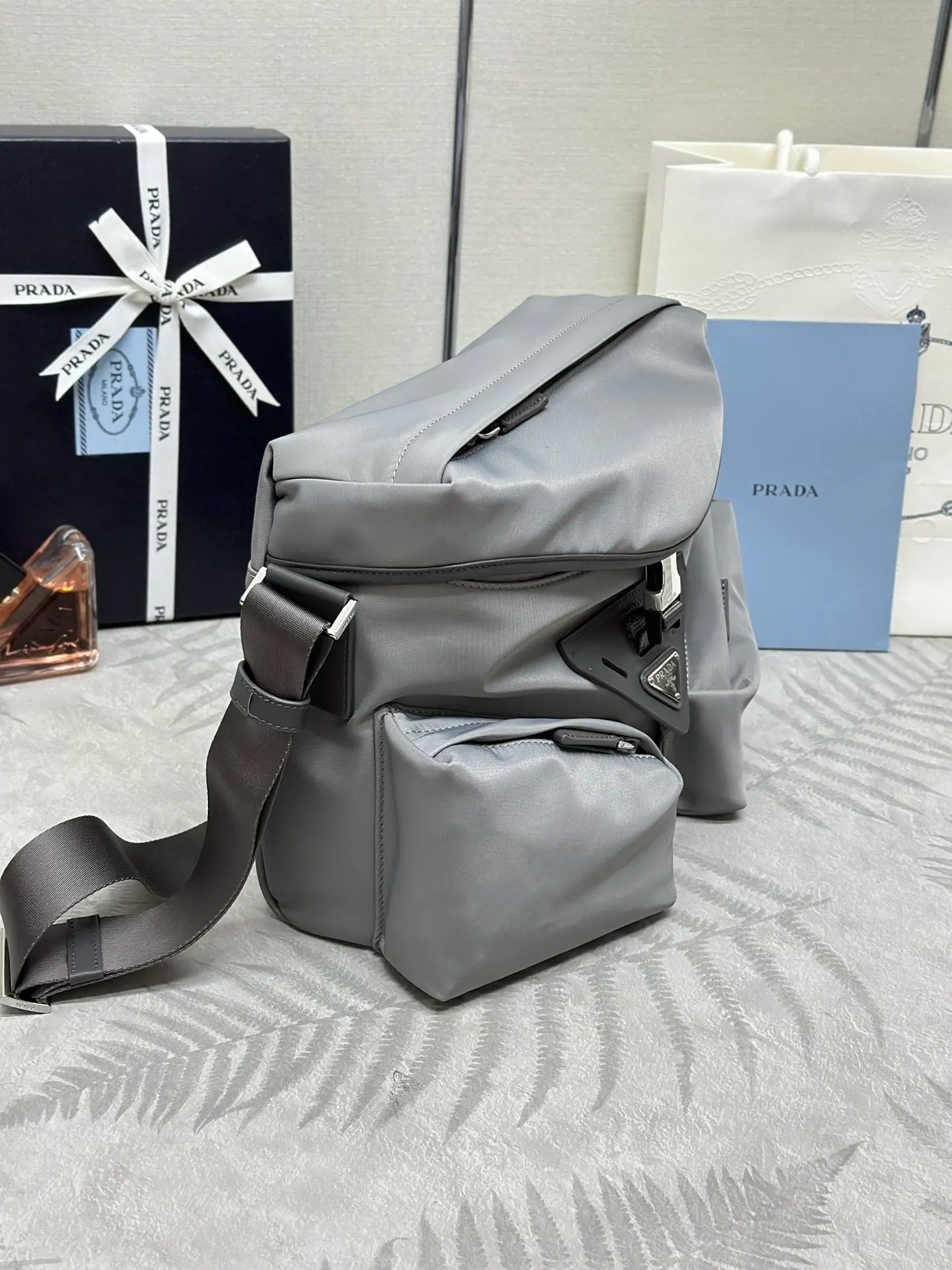 프라다 2VD062 남성용 크로스바디 백 - 상세 이미지 4장