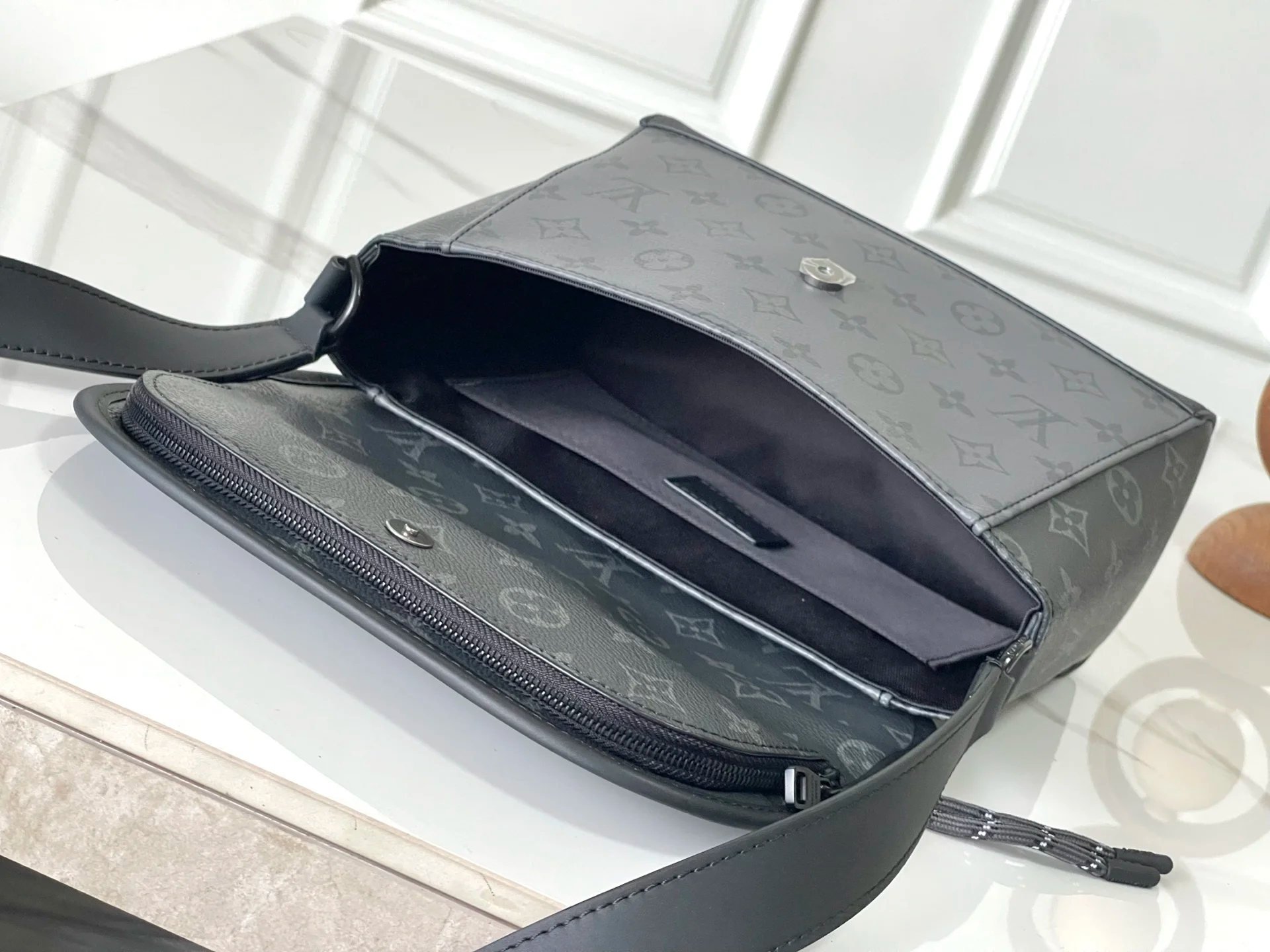 LV M12681 남성용 캔버스 메신저 백 - 상세 이미지 7개
