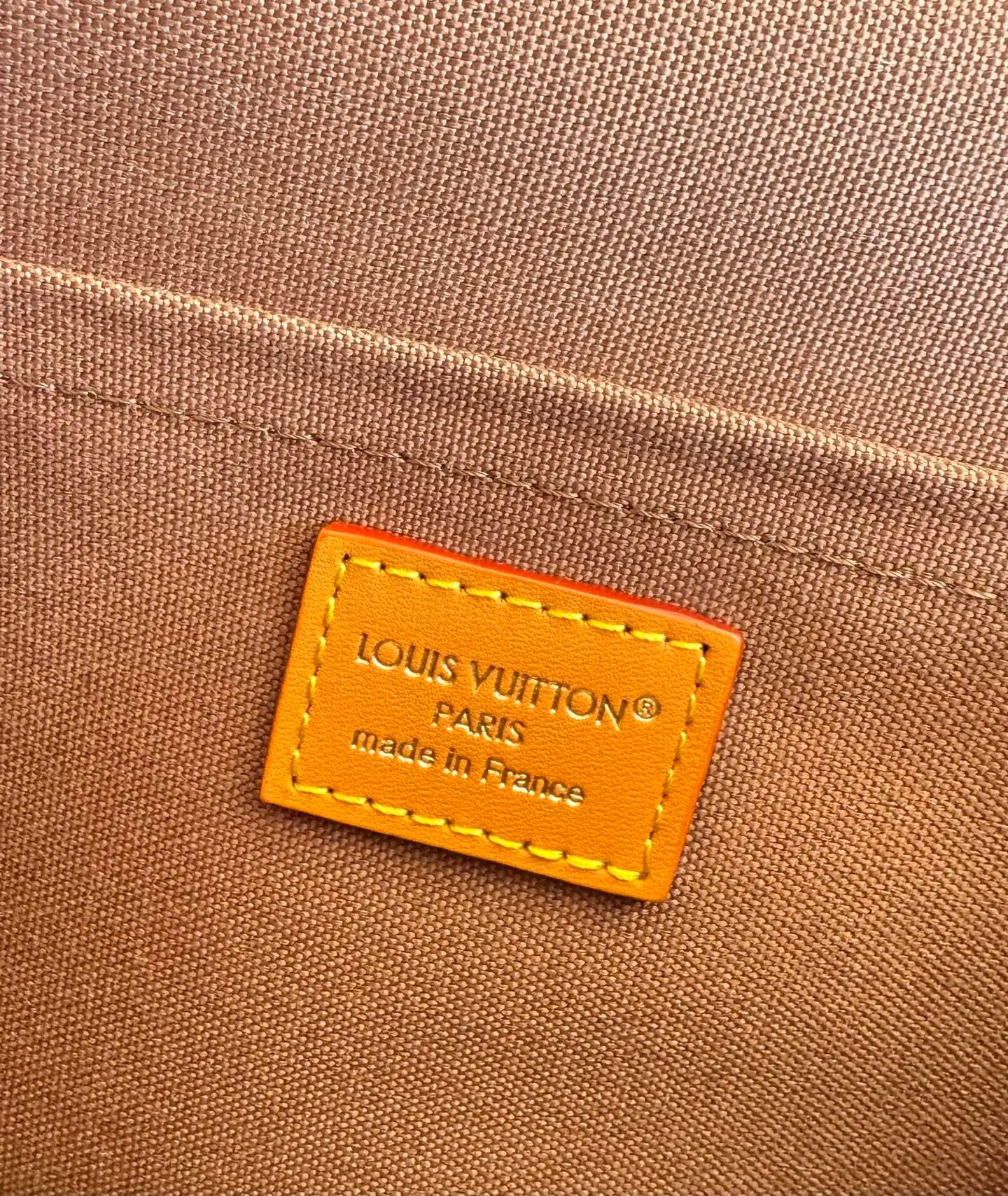 LV M26805 사첼 미니 핸드백/크로스바디 백 (해외 정품) - 상세 이미지 (9)