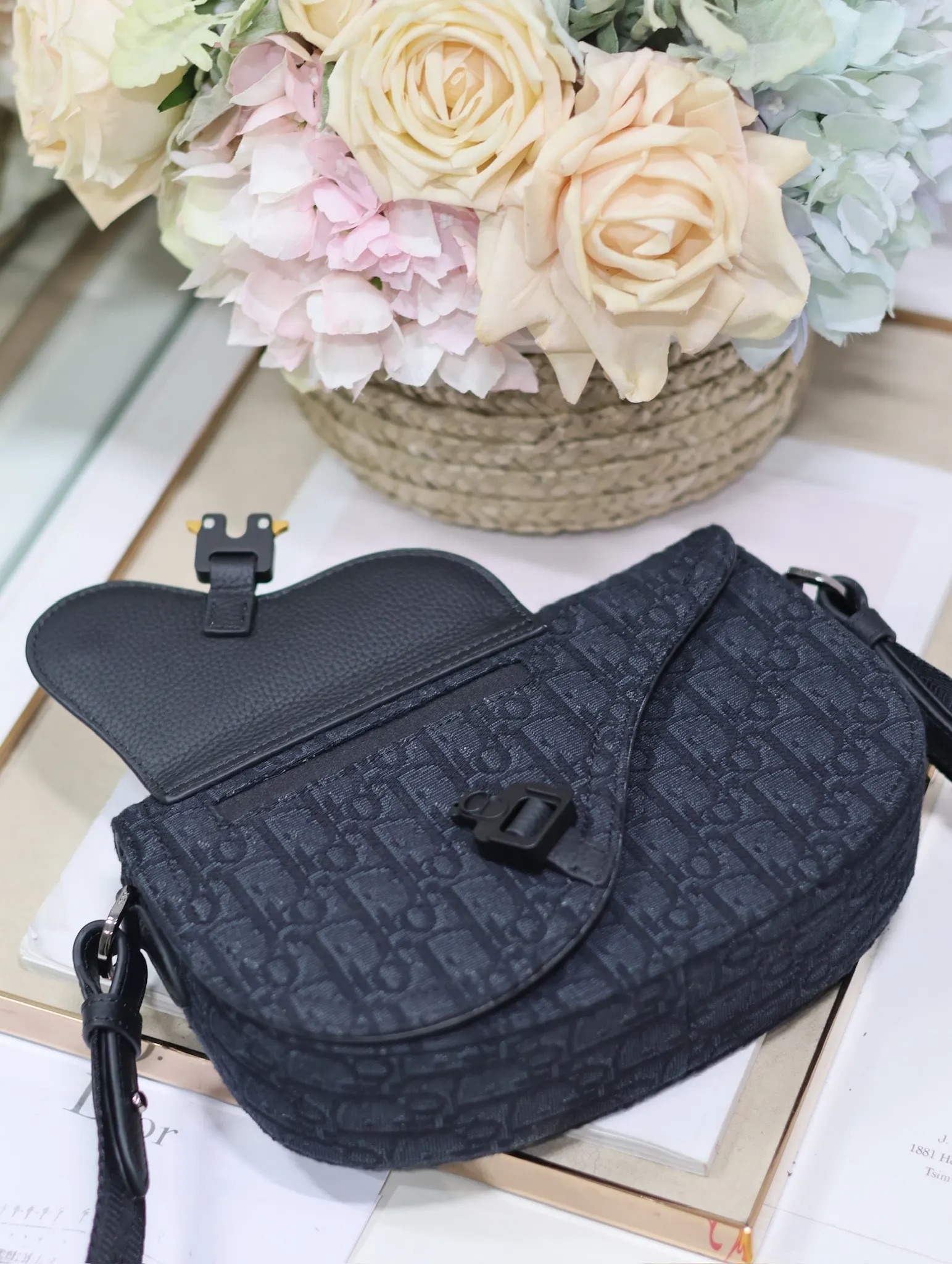 디올 325 프린트 가죽 새들 플랩 메신저 백 (남성용) - 상세 이미지 7개