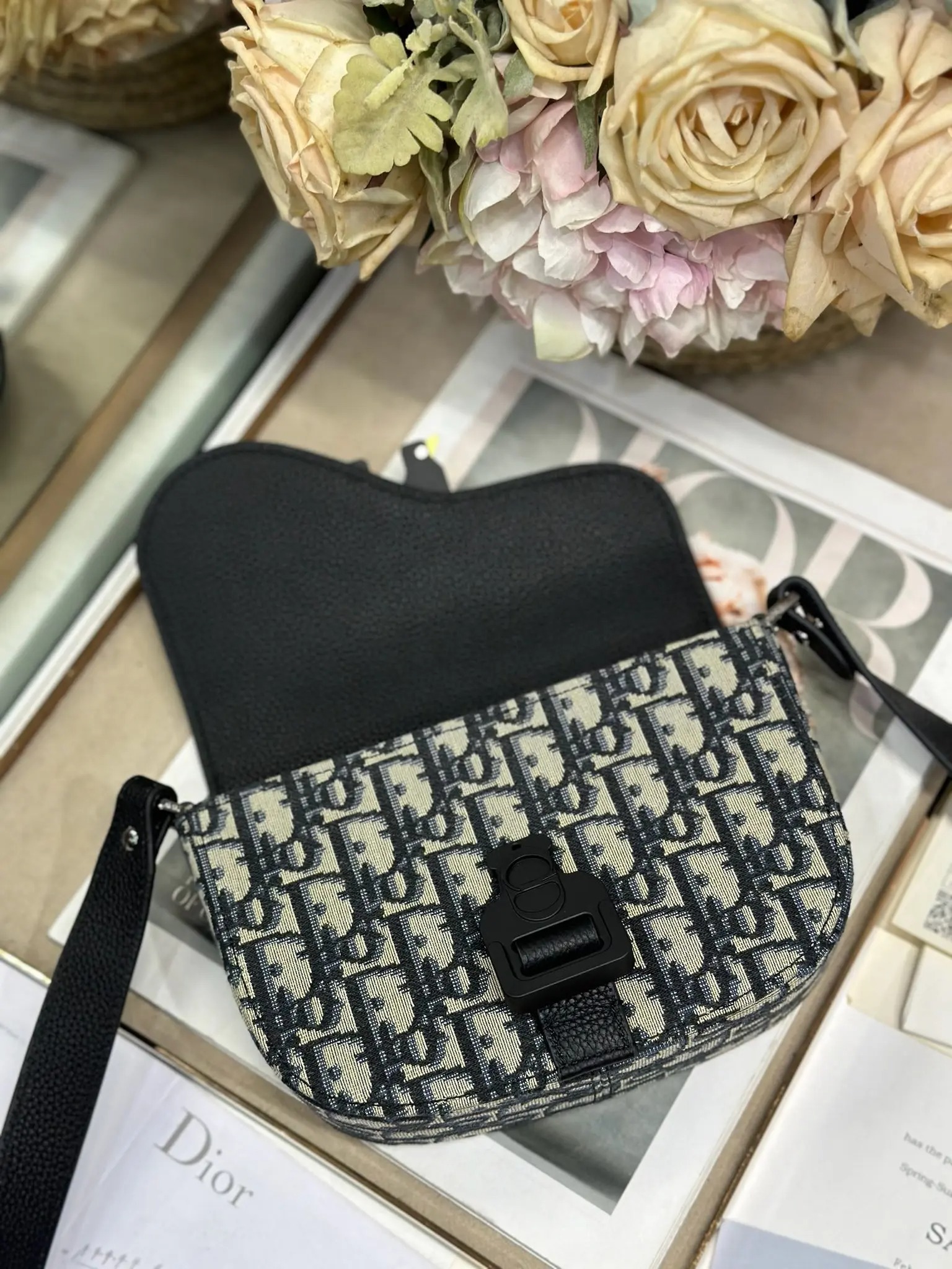 디올 435 프린트 가죽 새들 플랩 메신저 백 (남성용) - 상세 이미지 7개