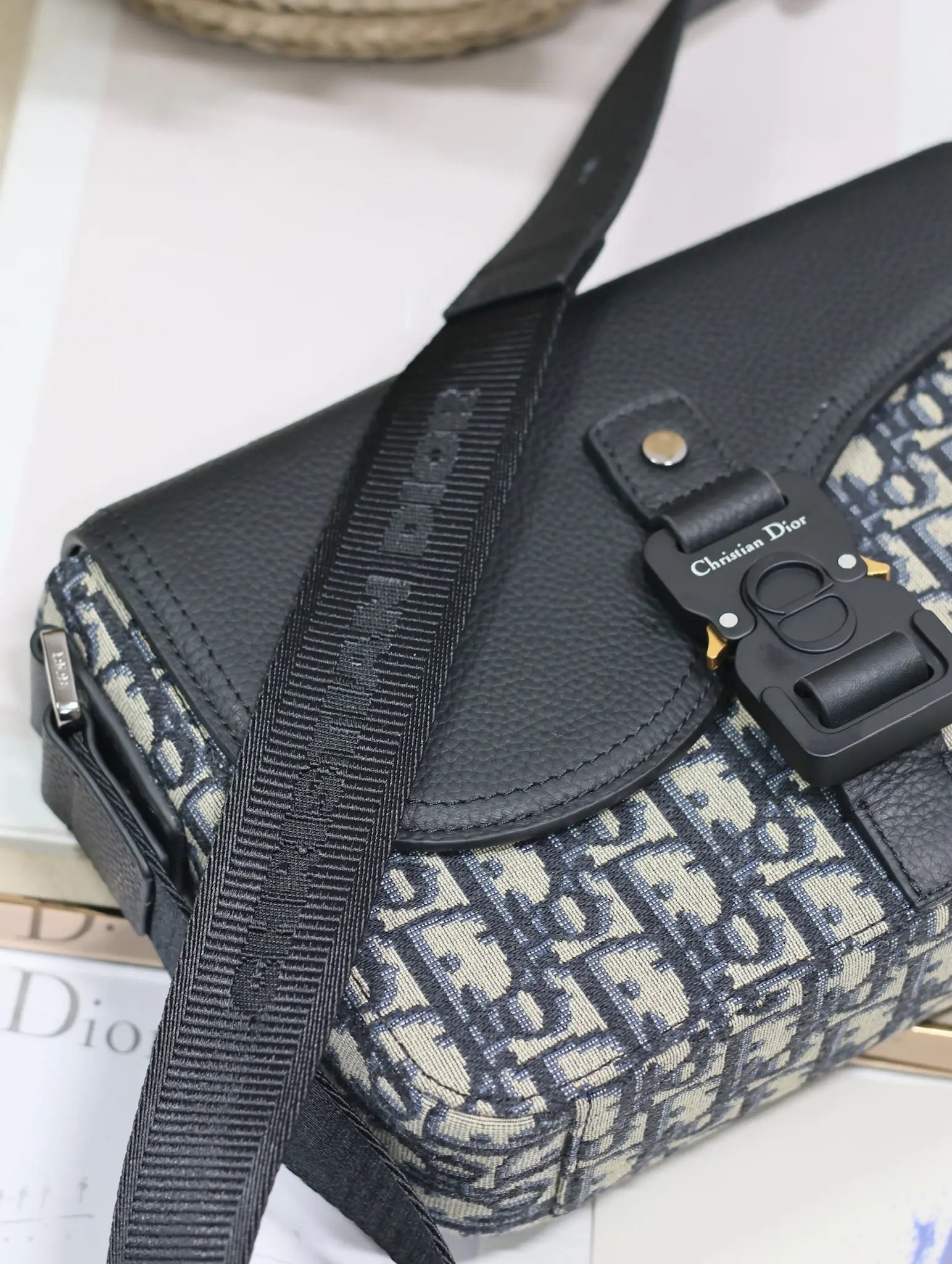 디올 049 프린트 가죽 새들 플랩 메신저 백 (남성용) - 상세 이미지 8개
