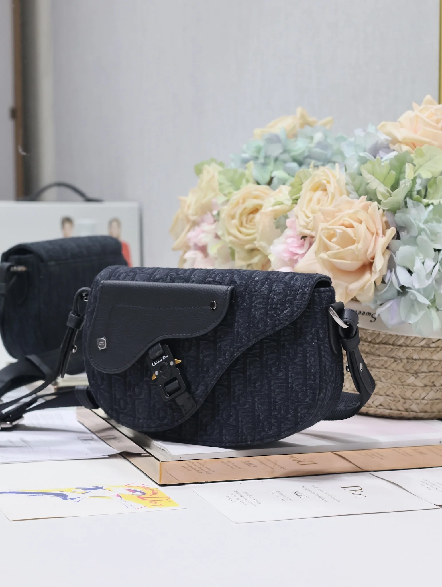 디올 325 프린트 가죽 새들 플랩 메신저 백 (남성용) - 상세 이미지 2