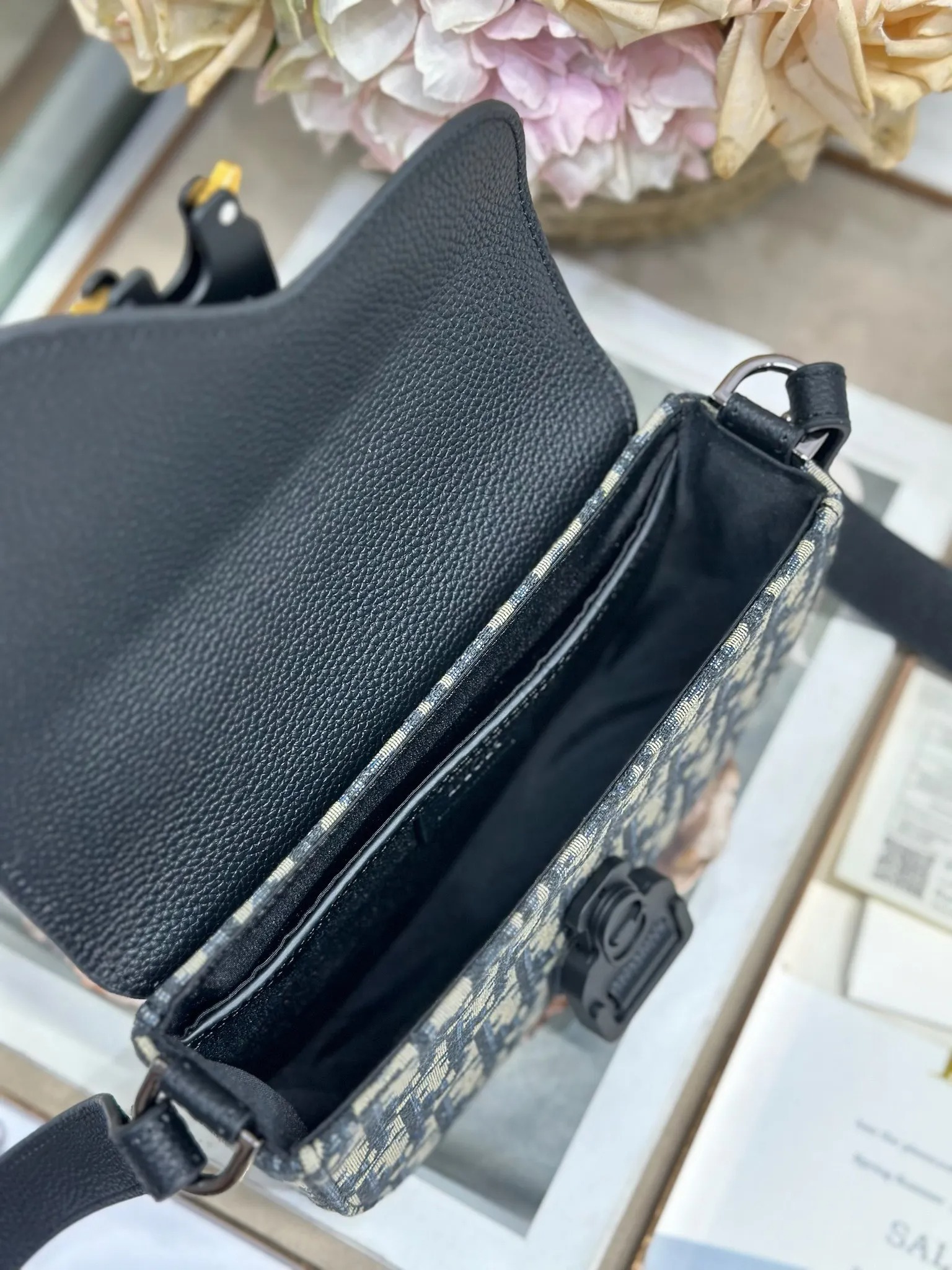 디올 435 프린트 가죽 새들 플랩 메신저 백 (남성용) - 상세 이미지 8개