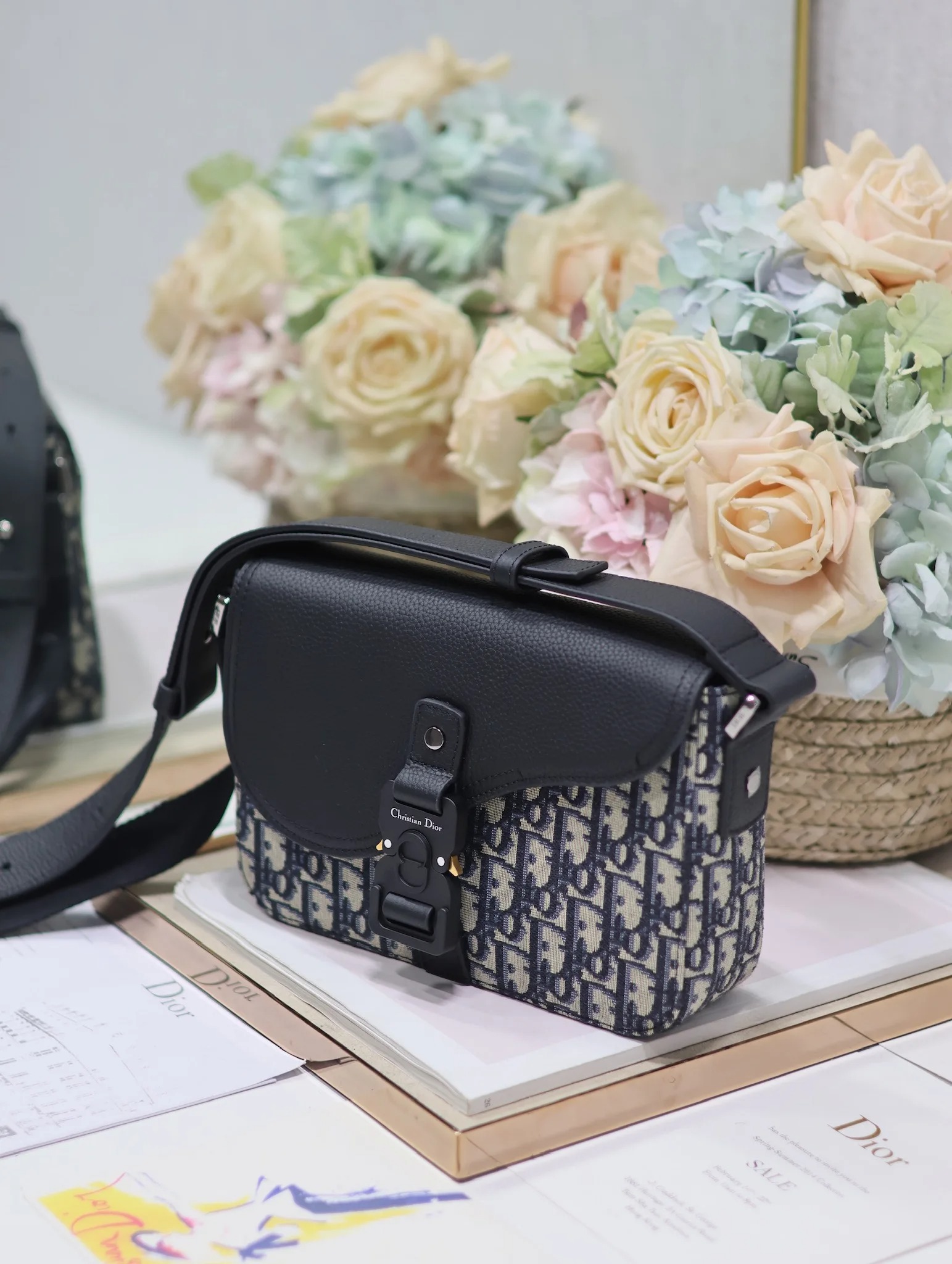 디올 049 프린트 가죽 새들 플랩 메신저 백 (남성용) - 상세 이미지 3개